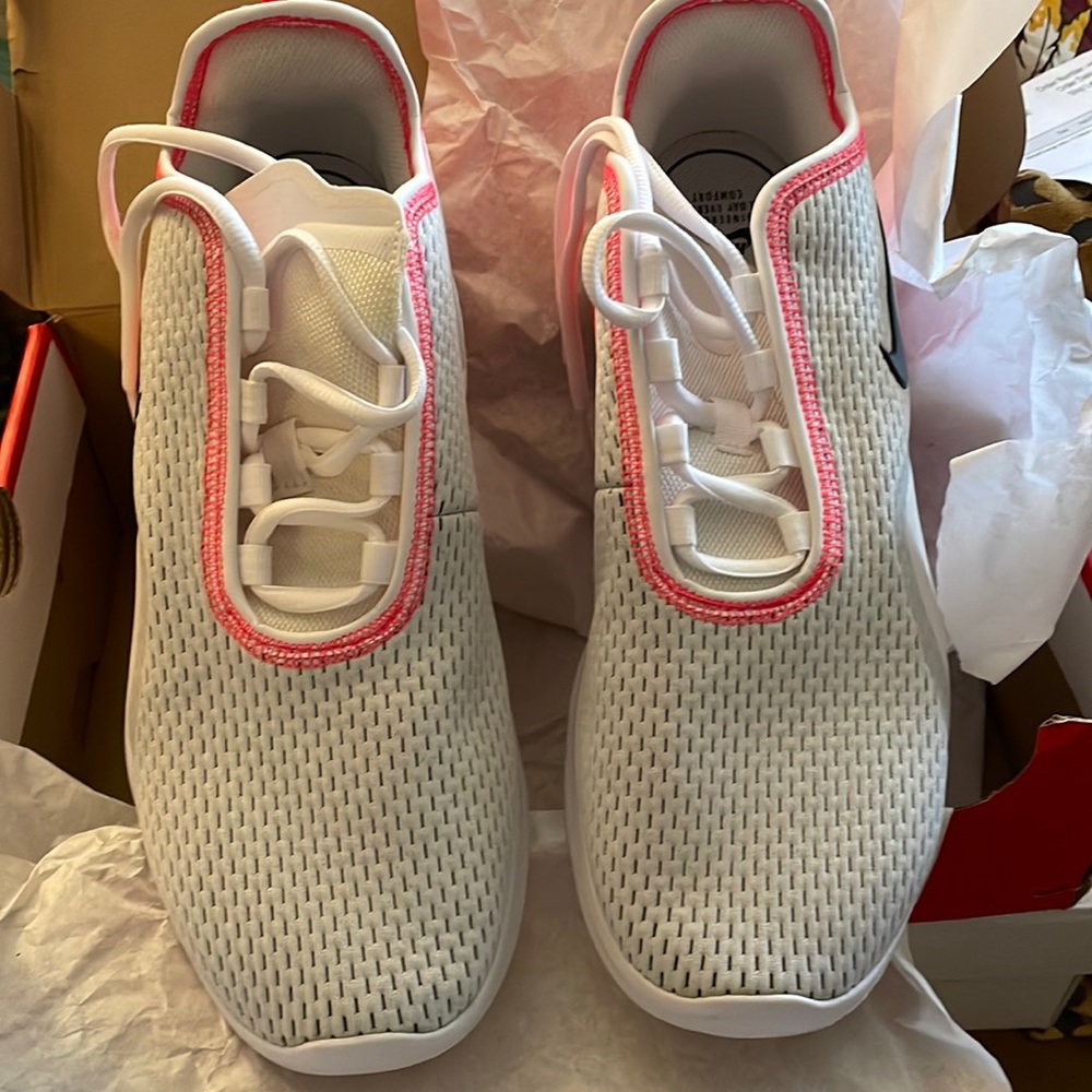 Women NIKE AIR MAX MOTION 2